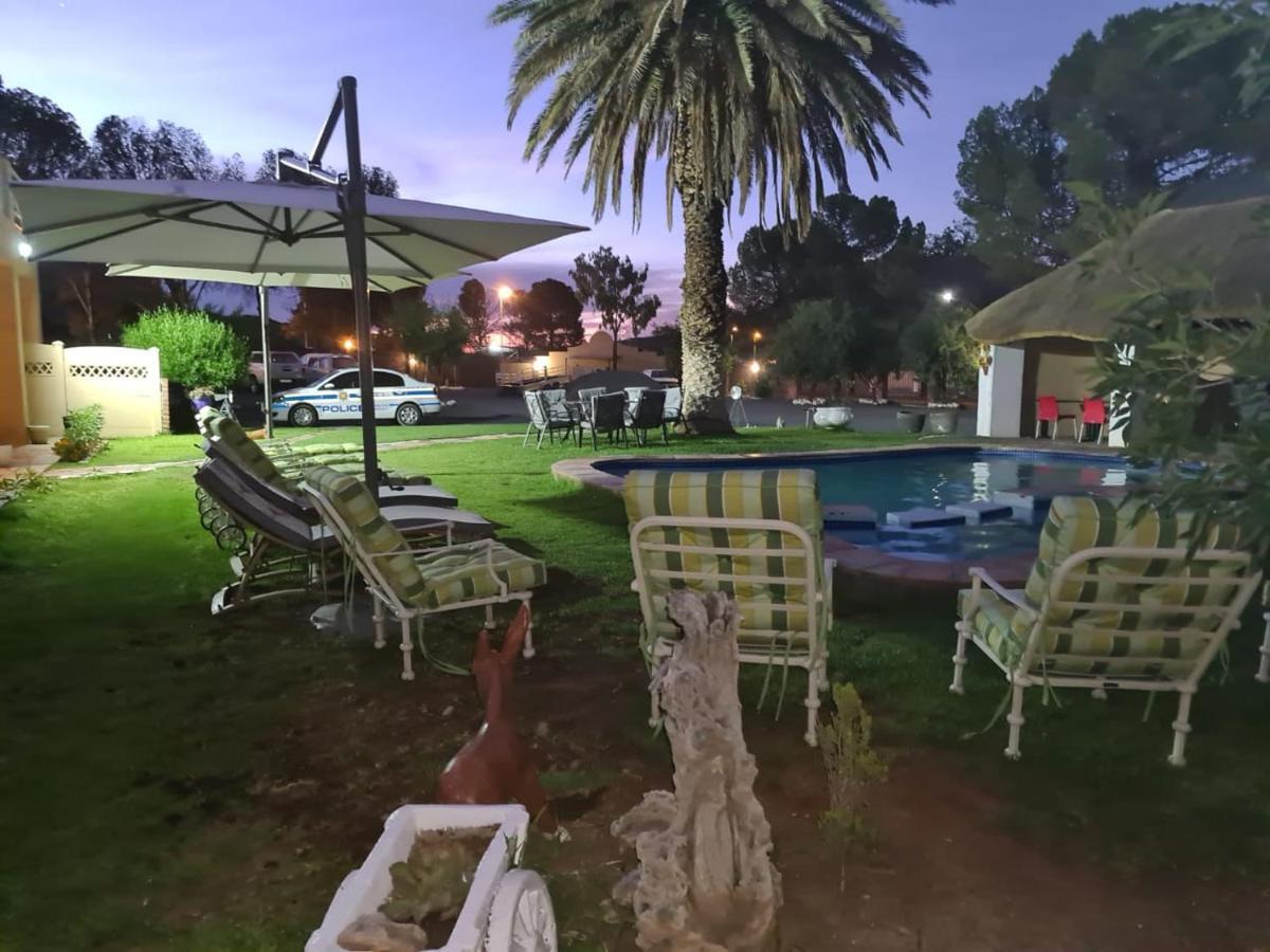 Victoria Oaks Guesthouse Victoria West エクステリア 写真